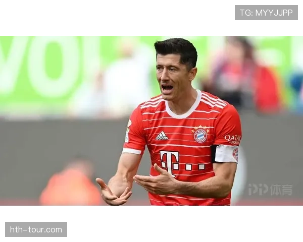 莱万训练完啃鸡胸肉的样子，真不像拿千万年薪的人